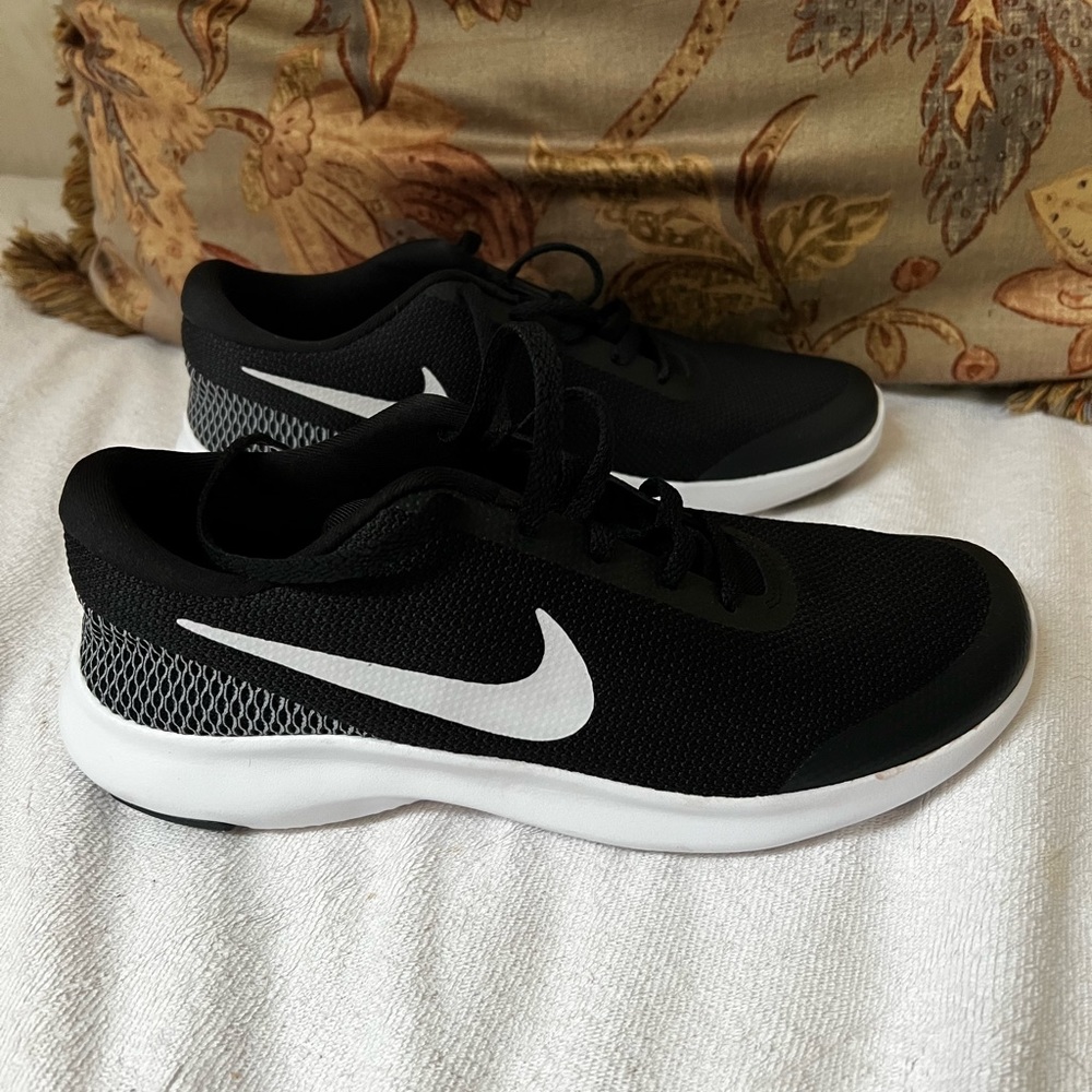 Women’s Nike flex size 8.5 shoes. Black